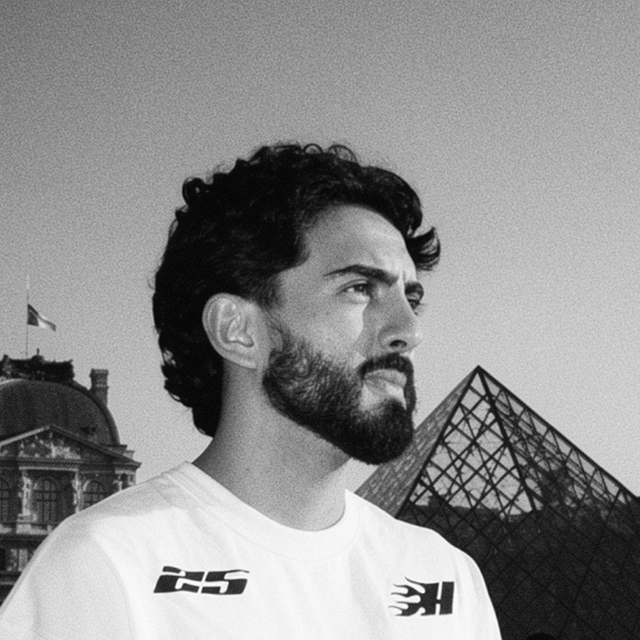 Nicolas Hallen, de barba, em retrato preto e branco