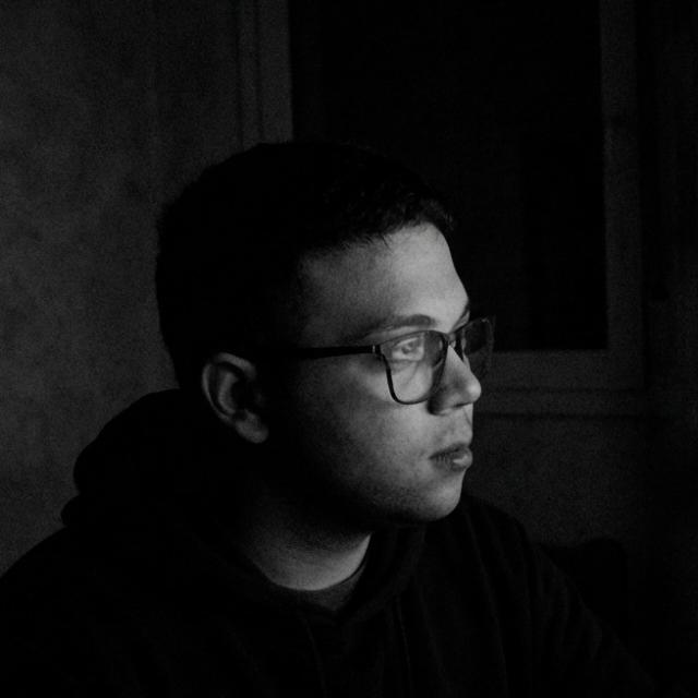 Robson Leoni, de óculos, em retrato preto e branco